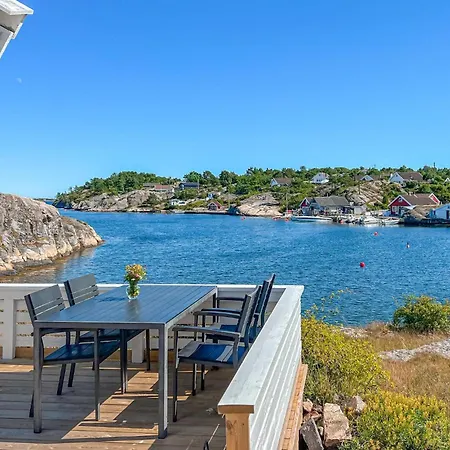 Beach Front Home In Flekkeroy With Wifi *