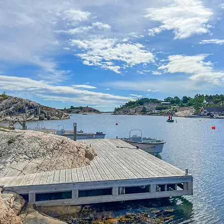 Beach Front Home In Flekkeroy With Wifi Mebø